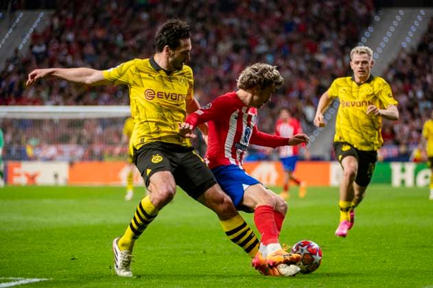 UEFA Champions League 2023 24 Quarter-final First Leg: Atletico Madrid v Borussia Dortmund Mats Hummels of Borussia Dortmund (L) seen in action against Antoine Griezmann of Atletico Madrid (R) during the UEFA Champions League quarter-final first leg match between Atletico Madrid and Borussia Dortmund at Estadio Civitas Metropolitano on April 10, 2024 in Madrid, Spain. Madrid Estadio Civitas Metropolitano Madrid Spain Copyright: xAlbertoxGardinx AGardin_20240410_football_AtleticoMadrid_Borussia_Dortmund_124