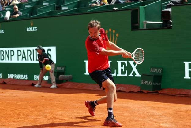 ROLEX MONTE-CARLO MASTERS HUITIEMES PHOTOPQR NICE MATIN Jean François Ottonello ; Roquebrune-Cap-Martin ; 11 04 2024 ; ROLEX MONTE-CARLO MASTERS HUITIEMES - Karen Khachanov (RUS en blanc-vert) vs Daniil Medvedev (RUS en rouge) Roquebrune-Cap-Martin France  Copyright: xPHOTOPQR NICExMATIN MAXPPPxJeanxFrançoisxOttonellox 20240411NIM2594 20240411NIM2594