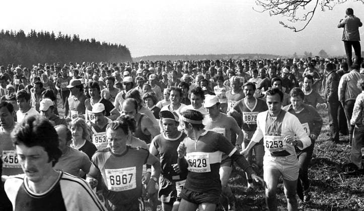Archivbilder der Woche SPORT KW15 17.05.1980 Schmiedefeld - 7 .Guts Muths -Rennsteiglauf Start in Neuhaus Aktion FOTO: *** 17 05 1980 Schmiedefeld 7 Guts Muths Rennsteiglauf Start in Neuhaus Action PHOTO