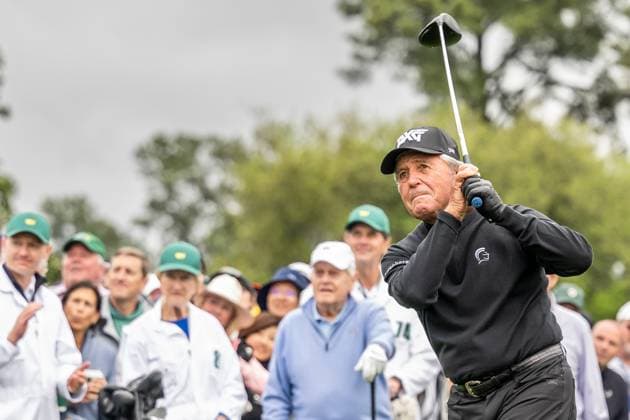 240411 Gary Player of South Africa plays his shot from the first tee in the Honorary Starters ceremony during the first round of the 2024 Masters Golf Tournament on April 11, 2024 in Augusta Photo Petter Arvidson BILDBYRAN kod PA PA0792 bbeng golf masters the masters Augusta us masters  Copyright: PETTERxARVIDSON BB240411PA018