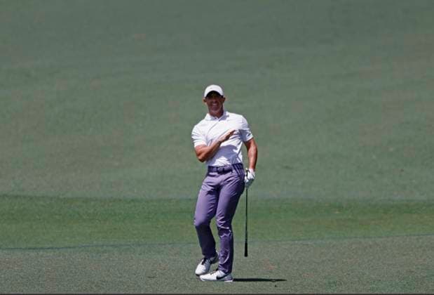 Northern Ireland s Rory McIlroy watches his approach shot to the green on the second hole during the first round of the Masters Tournament at Augusta National Golf Club in Augusta, Georgia on Thursday, April 11, 2024.  AUG20240411558 TANNENxMAURY