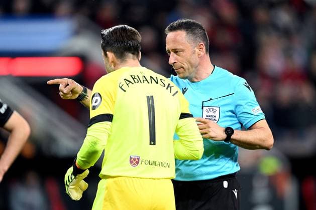 LEVERKUSEN - (l-r) West Ham United FC goalkeeper Lukasz Fabianski, referee Artur Dias during the UEFA Europa League quarter-final match between Bayer 04 Leverkusen and West Ham United at the BayArena on April 11, 2024 in Leverkusen, Germany. ANP Hollandse Hoogte UEFA Europa League 2023 24 2023 2024 xVIxANPxSportx xGerritxvanxKeulenxIVx 495763373 originalFilename: 495763373.jpg
