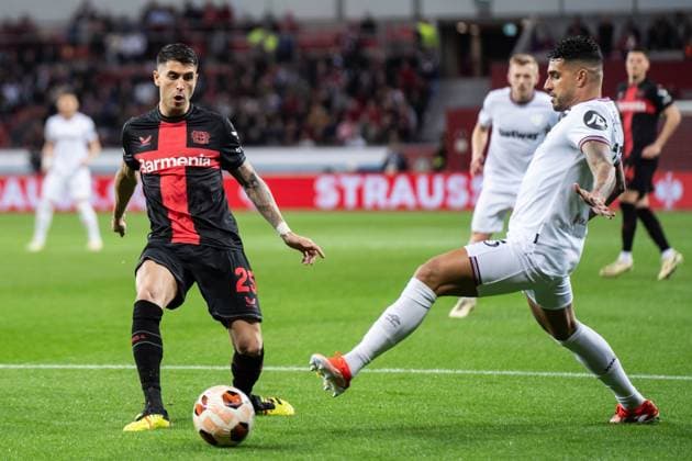 GER, UEFA Europa League, quarter-final Bayer Leverkusen vs West Ham United 11 04 2024, BayArena , Leverkusen, GER, UEFA Europa League, quarter-final Bayer Leverkusen vs West Ham United In the picture duel between Exequiel Palacios Bayer 04 Leverkusen, 25 Emerson Palmieri West Ham United, 33 nordphotoxGmbHxx xChristianxSchulze nph000300