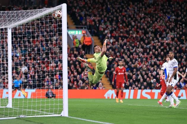 Fußball UEFA-Europa-League-Viertelfinale Hinspiel Liverpool gegen Atalanta 11. April 2024 UEFA-Europa-League-Viertelfinale Hinspiel Liverpool gegen Atalanta Atalantas Torhüter Juan Musso taucht nach dem Ball, der von der Latte abprallt Foto Simon Stacpoole Abseits Liverpool UK  Copyright: xSimonxStacpoolexOffside