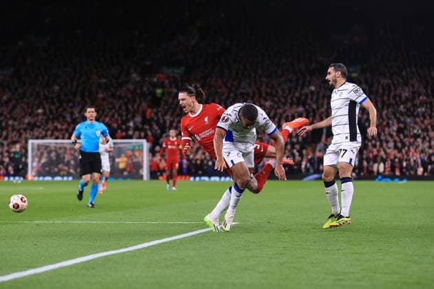 Fußball UEFA Europa League Viertelfinale Hinspiel Liverpool gegen Atalanta 11. April 2024 UEFA Europa League Viertelfinale Hinspiel Liverpool gegen Atalanta Darwin Nunez von Liverpool wird von Isak Hien von Atalanta gefoult Foto Simon Stacpoole Abseits Liverpool UK  Copyright: xSimonxStacpoolexOffside