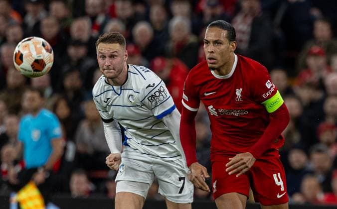 Fußball, EL, FC Liverpool - Atalanta Bergamo Football - UEFA Europa League - Quarter-Final 1st Leg - Liverpool FC v BC Atalanta LIVERPOOL, ENGLAND - Thursday, April 11, 2024: Atalanta s Teun Koopmeiners (L) and Liverpool s captain Virgil van Dijk during the UEFA Europa League Quarter-Final 1st Leg match between Liverpool FC and BC Atalanta at Anfield. (Photo by David Rawcliffe Propaganda) LIVERPOOL Anfield MERSEYSIDE ENGLAND  Copyright: xDavidxRawcliffex P2024-04-11-Liverpool_Atalanta-39