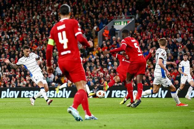 Fußball, EL, FC Liverpool - Atalanta Bergamo Gianluca Scamacca of Atalanta scores the opening goal for their side Liverpool v Atalanta, UEFA Europa League, Quarter Final, First Leg, Football, Anfield, Liverpool, UK - 11 Apr 2024 EDITORIAL USE ONLY No use with unauthorised audio, video, data, fixture lists, club league logos or live services. Online in-match use limited to 120 images, no video emulation. No use in betting, games or single club league player publications. Copyright: xMattxWest Shutterstockx 14424886ak