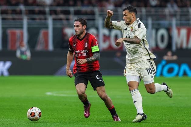 Fußball, EL, AC Mailand - AS Rom Davide Calabria of AC Milan competes for the ball with Leandro Paredes of AS Roma during UEFA Europa League 2023 24 Quarter Finals - 1st leg football match between AC Milan and AS Roma at San Siro Stadium, Milan, Italy on April 11, 2024  Copyright: xFabrizioxCarabelli IPAxSportx xix xx IPA_45063850 IPA_Agency_IPA45063850