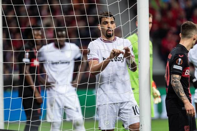 GER, UEFA Europa League, quarter-final Bayer Leverkusen vs West Ham United 11 04 2024, BayArena , Leverkusen, GER, UEFA Europa League, quarter-final Bayer Leverkusen vs West Ham United In the picture Lucas Paqueta Paqueta West Ham United, 10 in the goal net nordphotoxGmbHxx xChristianxSchulze nph000300