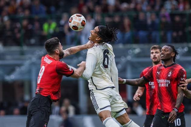Sport Bilder des Tages Fußball, EL, AC Mailand - AS Rom Olivier Giroud of AC Milan competes for the ball with Christopher Smalling of AS Roma during UEFA Europa League 2023 24 Quarter Finals - 1st leg football match between AC Milan and AS Roma at San Siro Stadium, Milan, Italy on April 11, 2024  Copyright: xFabrizioxCarabelli IPAxSportx xix xx IPA_45063877 IPA_Agency_IPA45063877
