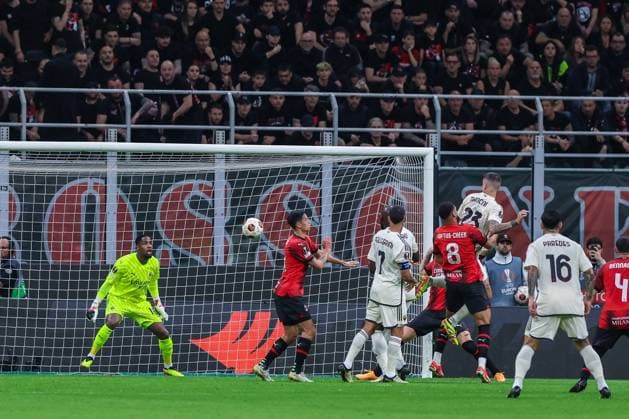 Fußball, EL, AC Mailand - AS Rom Football Europa League match - AC Milan vs AS Roma Gianluca Mancini of AS Roma scores a goal during UEFA Europa League 2023 24 Quarter Finals - 1st leg football match between AC Milan and AS Roma at San Siro Stadium, Milan, Italy on April 11, 2024 Milan Italy  Copyright: xIPAxSport ABACAx