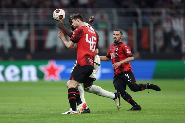 Fußball, EL, AC Mailand - AS Rom Matteo Gabbia (Ac Milan) und Romelu Lukaku (As Roma) battle for the ball, Uefa Europa League, Ac Milan - As Roma, Stadio Giuseppe Meazza, April 11, 2024, Milano, Italy.