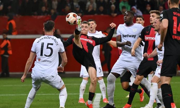 Florian Wirtz Bayer 04 Leverkusen , mi , in action against Konstantinos Mavropanos West Ham United , li , and Kurt Zouma West Ham United 11 04 2024, Soccer Europa League, season 2023 2024, quarter-final first leg, Bayer 04 Leverkusen West Ham United Leverkusen BayArena Nordrhein Westfalen Germany Team2