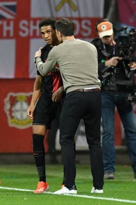 Coach Xabi Alonso gives further instructions to Amine Adli Bayer 04 Leverkusen GER, Bayer 04 Leverkusen vs West Ham United, Football, Europa League, Quarter-finals, First leg, 2023 2024 season, 11 04 2024 DFL REGULATIONS PROHIBIT ANY USE OF PHOTOGRAPHS AS IMAGE SEQUENCES AND OR QUASI VIDEO GER, Bayer 04 Leverkusen vs West Ham United, Football, Europa League, Quarter-finals, First leg, 2023 2024 season, 11 04 2024 Leverkusen Copyright: xEibner-Pressefoto ThomasxThienelx EP_TTL