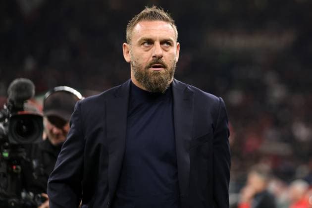 Fußball, EL, AC Mailand - AS Rom Ac Milan - As Roma Daniele De Rossi, head coach of As Roma looks on during the Uefa Europa League quarter-final first leg match beetween Ac Milan and As Roma at Stadio Giuseppe Meazza on April 11, 2024 in Milan, Italy . Milano Stadio Giuseppe Meazza Italy Copyright: xMarcoxCanonierox