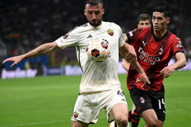 Fußball, EL, AC Mailand - AS Rom Bryan Cristante of AS Roma and Tijjani Reijnders of AC Milan during the Europa League football match between AC Milan and AS Roma at San Siro stadium in Milano (Italy), April 11th, 2024. AndreaxStaccioli