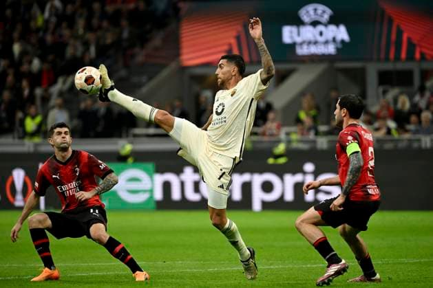 Fußball, EL, AC Mailand - AS Rom Christian Pulisic of AC Milan, Lorenzo Pellegrini of AS Roma and Davide Calabria of AC Milan during the Europa League football match between AC Milan and AS Roma at San Siro stadium in Milano (Italy), April 11th, 2024. AndreaxStaccioli