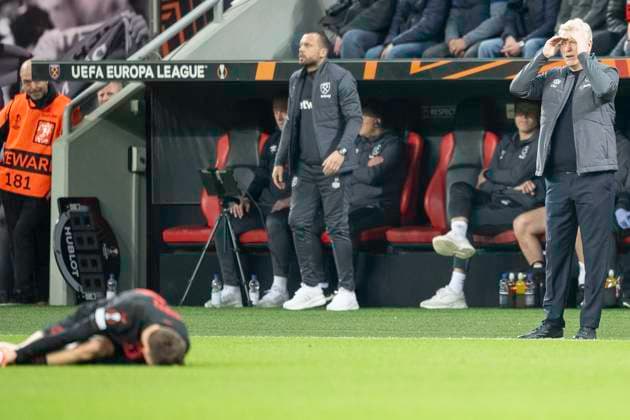Football UEFA Europa League, 2023 2024 season, quarter-final, first leg, Bayer 04 Leverkusen West Ham United on 11 04 2024 at the BayArena in Leverkusen David Moyed West Ham United, coach looking for the fouled Florian Wirtz Bayer 04 Leverkusen, 10 Photo Kirchner Media TH Copyright: xKirchner-Media THx