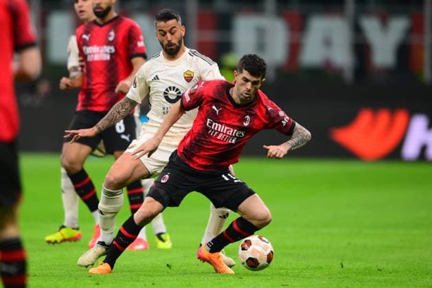 Fußball, EL, AC Mailand - AS Rom Lorenzo Pellegrini of AS Roma and Christian Pulisic battle for the ball, first leg match round of 8 of UEFA Europa League, AC Milan-AS Roma, San Siro Stadium, April 11, 2024, Milan, Italy.