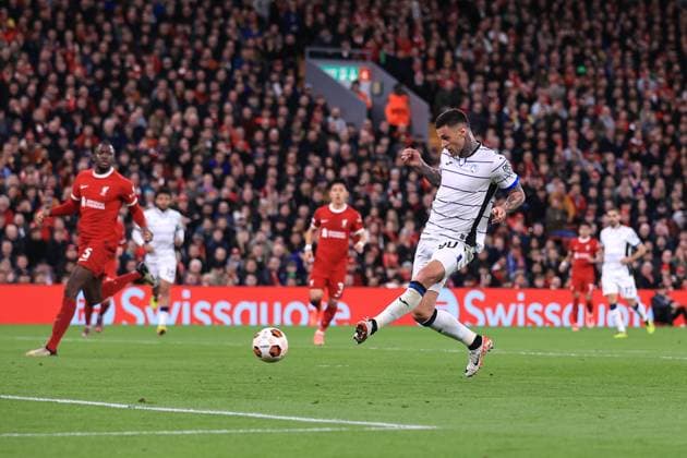 Fußball UEFA Europa League Viertelfinale 1. Spiel Liverpool gegen Atalanta 11. April 2024 UEFA Europa League Viertelfinale 1. Spiel Liverpool gegen Atalanta Gianluca Scamacca von Atalanta erzielt das 2. Tor Foto Simon Stacpoole Abseits Liverpool UK  Copyright: xSimonxStacpoolexOffside