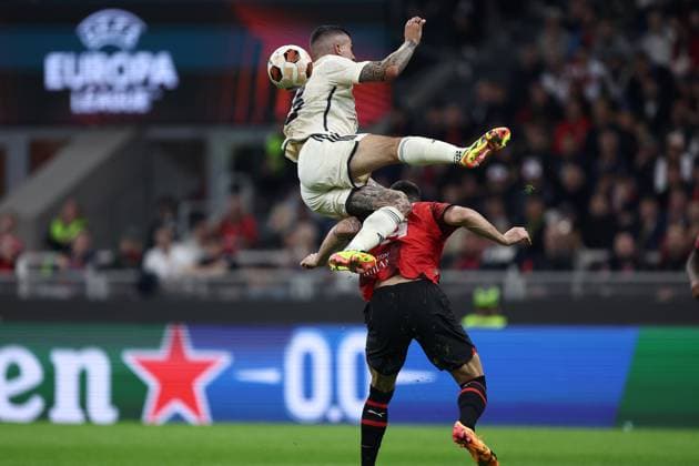 Gianluca Mancini (As Roma) und Olivier Giroud (Ac Milan) battle for the ball, Uefa Europa League, Ac Milan - As Roma, Stadio Giuseppe Meazza, April 11, 2024, Milano, Italy.