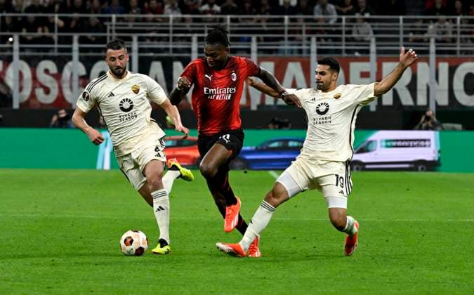 Foto IPP Paolo Bona Milano 11 04 2024 UEFA Europa League di Calcio stagione 2023 2024 partita Milan-Roma Nella foto Rafael Leao tra Bryan Cristante e Zeki Celik Italy Photo Press Worldwide Copyright italy Italy ITALY  Copyright: xR4924_italyphotopressx
