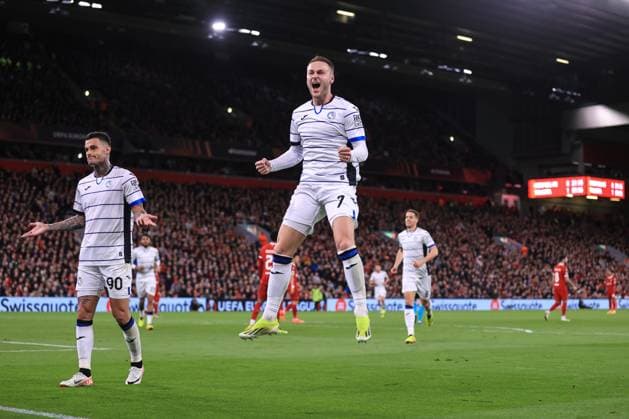 Fußball UEFA-Europa-League-Viertelfinale Hinspiel Liverpool gegen Atalanta 11. April 2024 UEFA-Europa-League-Viertelfinale Hinspiel Liverpool gegen Atalanta Teun Koopmeiners von Atalanta bejubelt seinen zweiten Treffer, während Torschütze Gianluca Scamacca die Arme nach hinten ausstreckt Foto Simon Stacpoole Abseits Liverpool UK  Copyright: xSimonxStacpoolexOffside