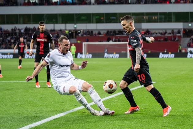 GER, UEFA Europa League, Quarter-final Bayer Leverkusen vs West Ham United 11 04 2024, BayArena , Leverkusen, GER, UEFA Europa League, Quarter-final Bayer Leverkusen vs West Ham United In the picture duel between Alex Grimaldo Bayer 04 Leverkusen, 20 Vladimir Coufal West Ham United, 5 nordphotoxGmbHxx xChristianxSchulze nph000300