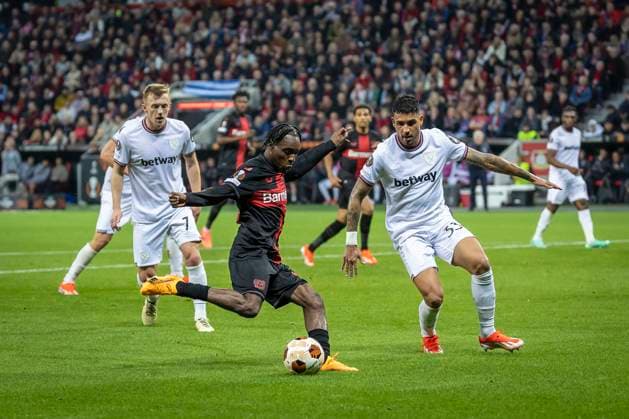 UEFA Europa League, Bayer 04 Leverkusen vs West Ham United, 11 04 2024 Leverkusen, Germany April 11 Jeremie Frimpong Bayer 04 Leverkusen, 30 , James Ward Prowse West Ham United, 7 , Emerson Palmieri West Ham United, 33 , during the UEFA Europa Leeague quarter finals between UEFA Europa League, Bayer 04 Leverkusen vs West Ham United at BayArena on April 11, 2024 in Leverkusen, Germany DFL REGULATIONS PROHIBIT ANY USE OF PHOTOGRAPHS AS IMAGE SEQUENCES AND OR QUASI VIDEO Copyright: xBEAUTIFULxSPORTS AxelxKohringx