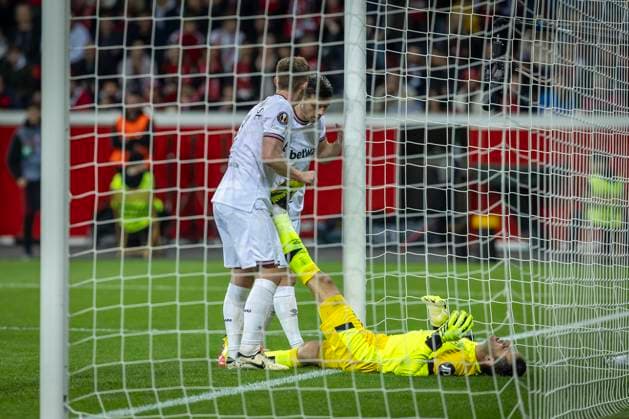 UEFA Europa League, Bayer 04 Leverkusen vs West Ham United, 11 04 2024 Leverkusen, Germany April 11 Lukasz Fabianski West Ham United, 1 has a cramp during the UEFA Europa Leeague quarter finals between UEFA Europa League, Bayer 04 Leverkusen vs West Ham United at BayArena on April 11, 2024 in Leverkusen, Germany DFL REGULATIONS PROHIBIT ANY USE OF PHOTOGRAPHS AS IMAGE SEQUENCES AND OR QUASI VIDEO Copyright: xBEAUTIFULxSPORTS AxelxKohringx