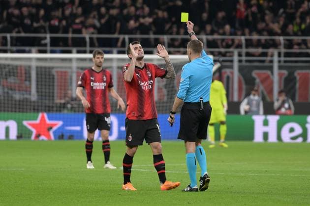 Foto IPP Roberto Ramaccia Milano 11 4 2024 Uefa Europa League - Quarti di Finale 2023 2024 Milan vs Roma Nella foto l™arbitro Clement Turpin Manzano mostra il cartellino giallo a Christian Pulisic Italy Photo Press - World Copyright italy ITALY  Copyright: xR4924_italyphotopressx