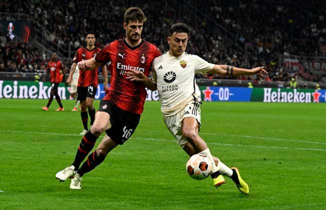 Foto IPP Paolo Bona Milano 11 04 2024 UEFA Europa League di Calcio stagione 2023 2024 partita Milan-Roma Nella foto Paulo Dybala e Matteo Gabbia Italy Photo Press Worldwide Copyright italy Italy ITALY  Copyright: xR4924_italyphotopressx