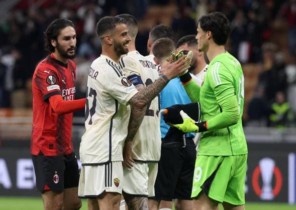 April 11, 2024, Milan, ITALY: Roma™s players jubilate at the end of the UEFA Europa League quarter finals first leg between AC Milan and Roma at Giuseppe Meazza stadium in Milan, 11 April 2024..ANSA MATTEO BAZZI Soccer; Europa League: Ac Milan vs As Roma  - ZUMAa110 20240411_zaf_a110_033 Copyright: xMatteoxBazzix