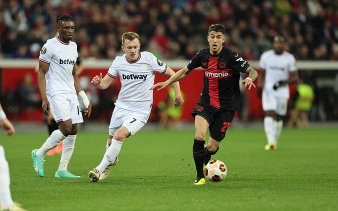 11 04 2024, Football UEFA Europa League, quarter-final first leg, Bayer 04 Leverkusen West Ham United FC, v l , James Ward Prowse West Ham United , Exequiel Palacios Bayer 04 Leverkusen DFL DFB REGULATIONS PROHIBIT ANY USE OF PHOTOGRAPHS AS IMAGE SEQUENCES AND OR QUASI VIDEO xdcx Copyright: HMBxMedia