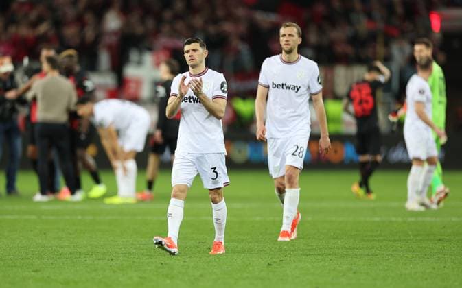 11 04 2024, Football UEFA Europa League, Quarter-final first leg, Bayer 04 Leverkusen West Ham United FC, v l , Aaron Cresswell West Ham United , Tomas Soucek West Ham United enttaeuscht, enttaeuscht Blickend, dissapointed, traurig, frustiert, frustiert, gefrustet DFLB DFB REGULATIONS PROHIBIT ANY USE OF PHOTOGRAPHS AS IMAGE SEQUENCES AND OR QUASI VIDEO xdcx Copyright: HMBxMedia