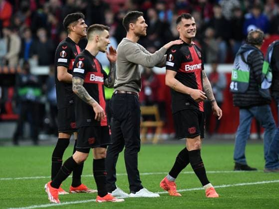 11 04 2024, Leverkusen, Germany, BayARENA, Bayer Leverkusen vs West Ham United UEFA Europa League 2023 2024 Quarter finals First Leg, Piero Hincapie Bayer 04 Leverkusen , Alejandro Grimaldo Bayer 04 Leverkusen , Coach Xabier Xabi Alonso Bayer 04 Leverkusen and Granit Xhaka Bayer 04 Leverkusen Cheer, cheer, cheer Photo Ralf Treese Leverkusen BayARENA North Rhine Westphalia Germany 521_LEVWHU20240411_049 Treese-521