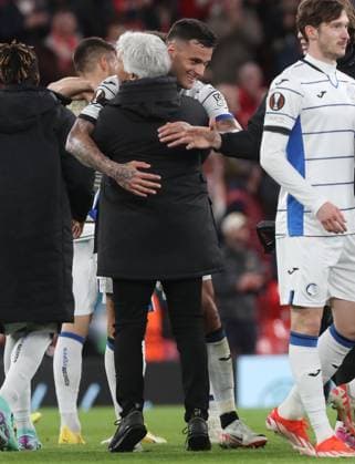 . - Liverpool v Atalanta, UEFA Europa League, Quarter-Final first leg, Anfield Stadium, Liverpool, UK. - 11th April 2024. Gianluca Scamacca of Atalanta & Gian Piero Gasperini Manager of Atalanta celebrate the victory at full time whistle. - Liverpool v Atalanta, UEFA Europa League, Quarter-Final first leg, Anfield Stadium, Liverpool, UK. - 11th April 2024. Liverpool Anfield Stadium UK Copyright: xDanxWeirx CP_Liverpool_Atalanta_06