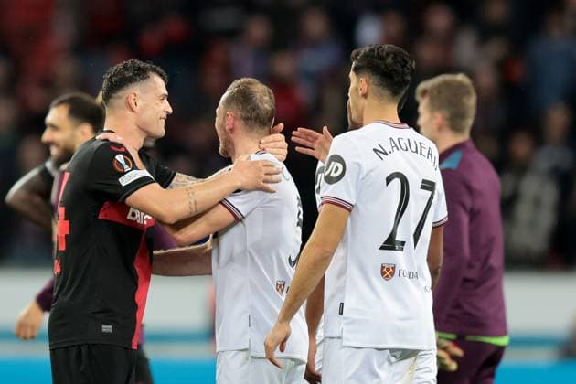 The players of Bayer 04 Leverkusen and West Ham United after the Europa League quarter-final first leg Bayer 04 Leverkusen West Ham United Copyright Thomas Pakusch Copyright: Thomas Pakusch