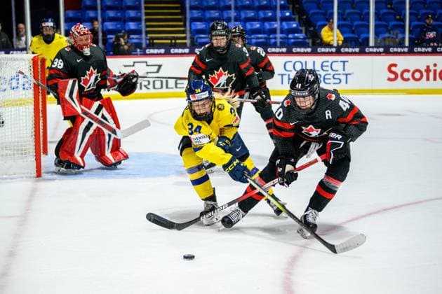 240411 Mira Hallin of Sweden and Blayre Turnbull of Canada during the 2024 IIHF Women s World Championship quarterfinal between Canada and Sweden on April 11, 2024 in Utica Photo Aron Broman BILDBYRAN COP 341 AM0047 ishockey ice hockey vm dam 2024 iihf womens world championship dam vm ishockey vm quarterfinal quarterfinal quarterfinals canada sverige sweden women canada day 9 bbeng  Copyright: ARONxBROMAN BB240411AM075