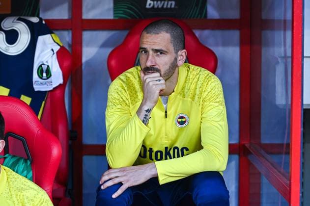 UEFA Conference League football match - Olympiacos vs Fenerbahce - Quarter-finals, 1st leg 19 Leonardo Bonucci of Fenerbahce is playing during the UEFA Conference League, Quarter-finals, 1st leg, match between Olympiacos Piraeus and Fenerbahce at Georgios Karaiskakis Stadium on April 11, 2024, in Piraeus, Greece. Piraeus Greece  Copyright: xIPAxSport ABACAx