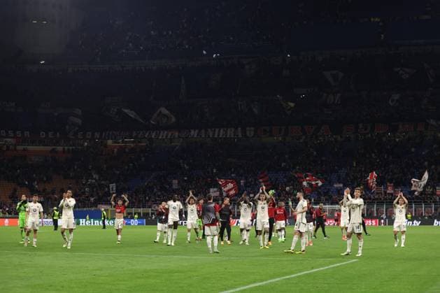 Milan, Italy, 11th April 2024. AS Roma players and staff applaud the fans following the final whistle of the UEFA Europa League match at Giuseppe Meazza, Milan. Picture credit should read: Jonathan Moscrop Sportimage EDITORIAL USE ONLY. No use with unauthorised audio, video, data, fixture lists, club league logos or live services. Online in-match use limited to 120 images, no video emulation. No use in betting, games or single club league player publications. SPI-3069-0021