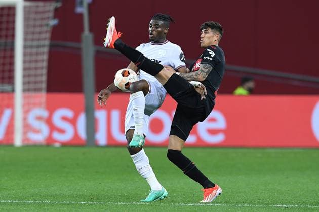 Soccer Europa League Quarterfinal Bayer 04 Leverkusen FC West Ham United on 11 04 2024 at the BayArena in Leverkusen Mohammed Kudus , left Piero Hincapie Leverkusen , right xRx