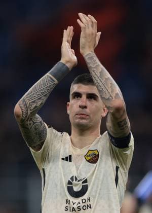 Milan, Italy, 11th April 2024. Gianluca Mancini of AS Roma applauds the fans following the final whistle of the UEFA Europa League match at Giuseppe Meazza, Milan. Picture credit should read: Jonathan Moscrop Sportimage EDITORIAL USE ONLY. No use with unauthorised audio, video, data, fixture lists, club league logos or live services. Online in-match use limited to 120 images, no video emulation. No use in betting, games or single club league player publications. SPI-3069-0037