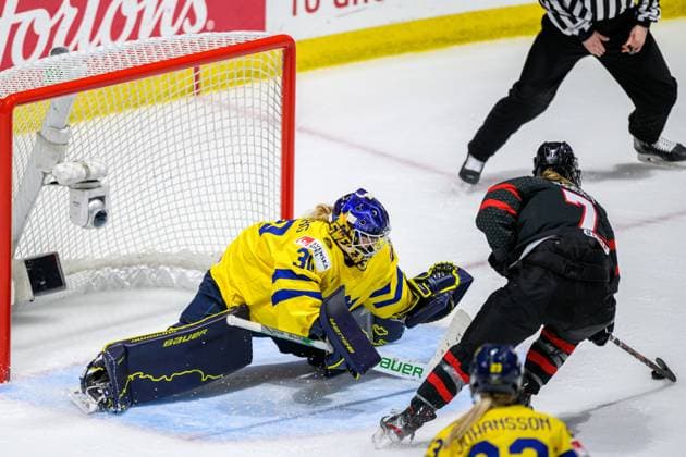 240411 Goaltender Emma Söderberg of Sweden and Laura Stacey of Canada during the 2024 IIHF Womens World Championship quarterfinal between Canada and Sweden on April 11, 2024 in Utica Photo Aron Broman BILDBYRAN COP 341 AM0047 ishockey ice hockey vm dam 2024 iihf womens world championship dam vm ishockey vm quarterfinal quarterfinal quarterfinals canada sverige sweden women canada day 9 bbeng  Copyright: ARONxBROMAN BB240411AM082