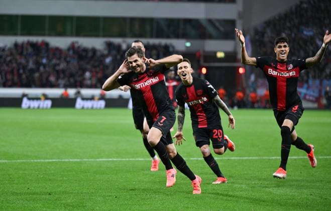 Cheering 1 0 from left , Jonas Hofmann Bayer 04 Leverkusen , Alejandro Grimaldo Bayer 04 Leverkusen , Piero Hincapie Bayer 04 Leverkusen 11 04 2024, Football Europa League, Season 2023 2024, Quarter-final first leg, Bayer 04 Leverkusen West Ham United Leverkusen BayArena Nordrhein Westfalen Germany Team2