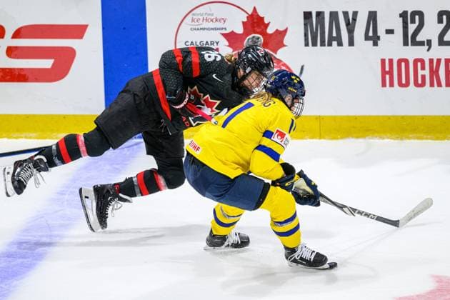 240411 Emily Clark of Canada and Josefin Bouveng of Sweden during the 2024 IIHF Women s World Championship quarterfinal between Canada and Sweden on April 11, 2024 in Utica Photo Aron Broman BILDBYRAN COP 341 AM0047 ishockey ice hockey vm dam 2024 iihf womens world championship dam vm ishockey vm quarterfinal quarterfinal quarterfinals canada sverige sweden women canada day 9 bbeng  Copyright: ARONxBROMAN BB240411AM105