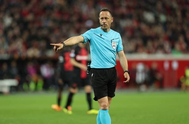 11 04 2024, Football UEFA Europa League, quarter-final first leg, Bayer 04 Leverkusen West Ham United FC, v l , Referee Artur Soares Dias POR gives instructions, gesticulates, gesticulate with arms gives instructions, gesticulate DFL DFB REGULATIONS PROHIBIT ANY USE OF PHOTOGRAPHS AS IMAGE SEQUENCES AND OR QUASI VIDEO xdcx Copyright: HMBxMedia