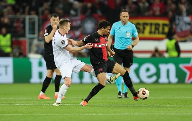 11 04 2024, Football UEFA Europa League, quarter-final first leg, Bayer 04 Leverkusen West Ham United FC, v l , James Ward Prowse West Ham United , Amine Adli Bayer 04 Leverkusen DFL DFB REGULATIONS PROHIBIT ANY USE OF PHOTOGRAPHS AS IMAGE SEQUENCES AND OR QUASI VIDEO xdcx Copyright: HMBxMedia