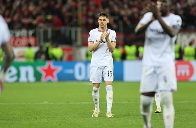 11 04 2024, Football UEFA Europa League, quarter-final first leg, Bayer 04 Leverkusen West Ham United FC, v l ,Konstantinos Mavropanos West Ham United thanks the fans, thanks, thanks, team after the match, after the match, thanks the fans, applauds the fans DFL DFB REGULATIONS PROHIBIT ANY USE OF PHOTOGRAPHS AS IMAGE SEQUENCES AND OR QUASI VIDEO xdcx Copyright: HMBxMedia