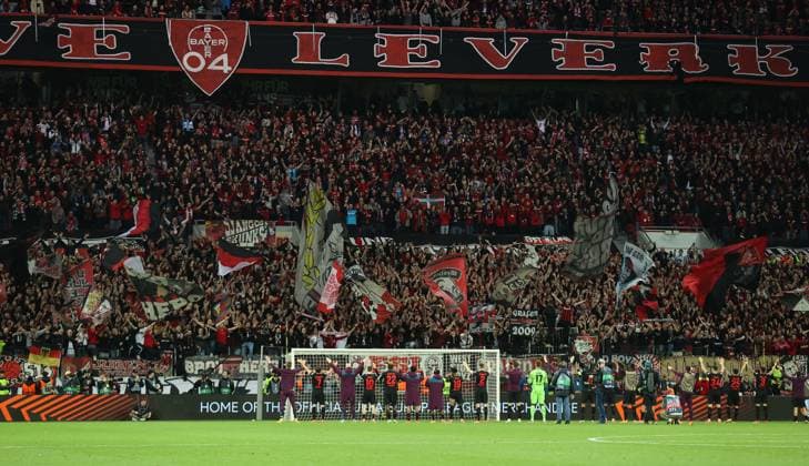 11 04 2024, Football UEFA Europa League, quarter-final first leg, Bayer 04 Leverkusen West Ham United FC, v l , players celebrate with the fans after the match DFL DFB REGULATIONS PROHIBIT ANY USE OF PHOTOGRAPHS AS IMAGE SEQUENCES AND OR QUASI VIDEO xdcx Copyright: HMBxMedia